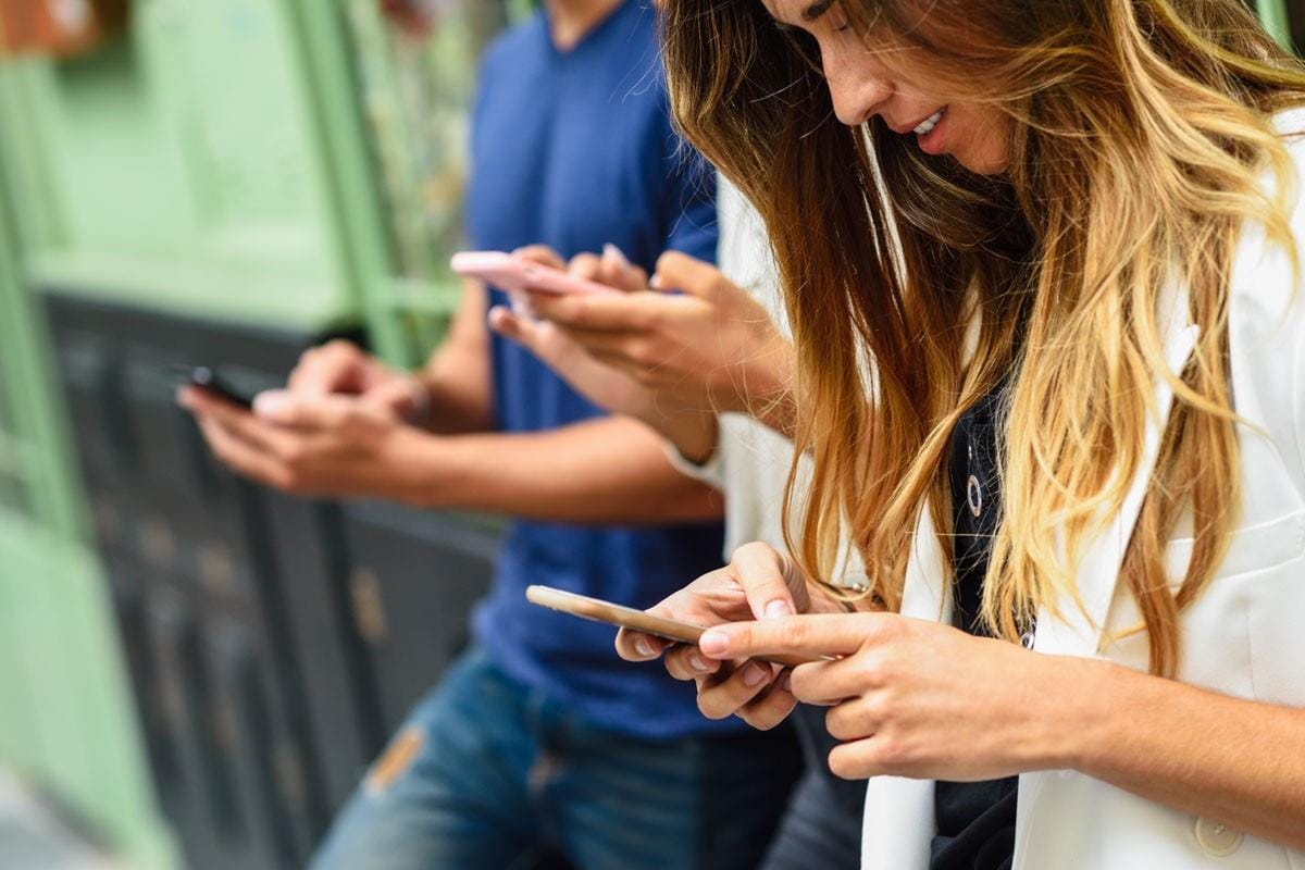 Afhængighed af Sociale Medier: Hvorfor Vi Ikke Kan Lægge Telefonen Fra Os