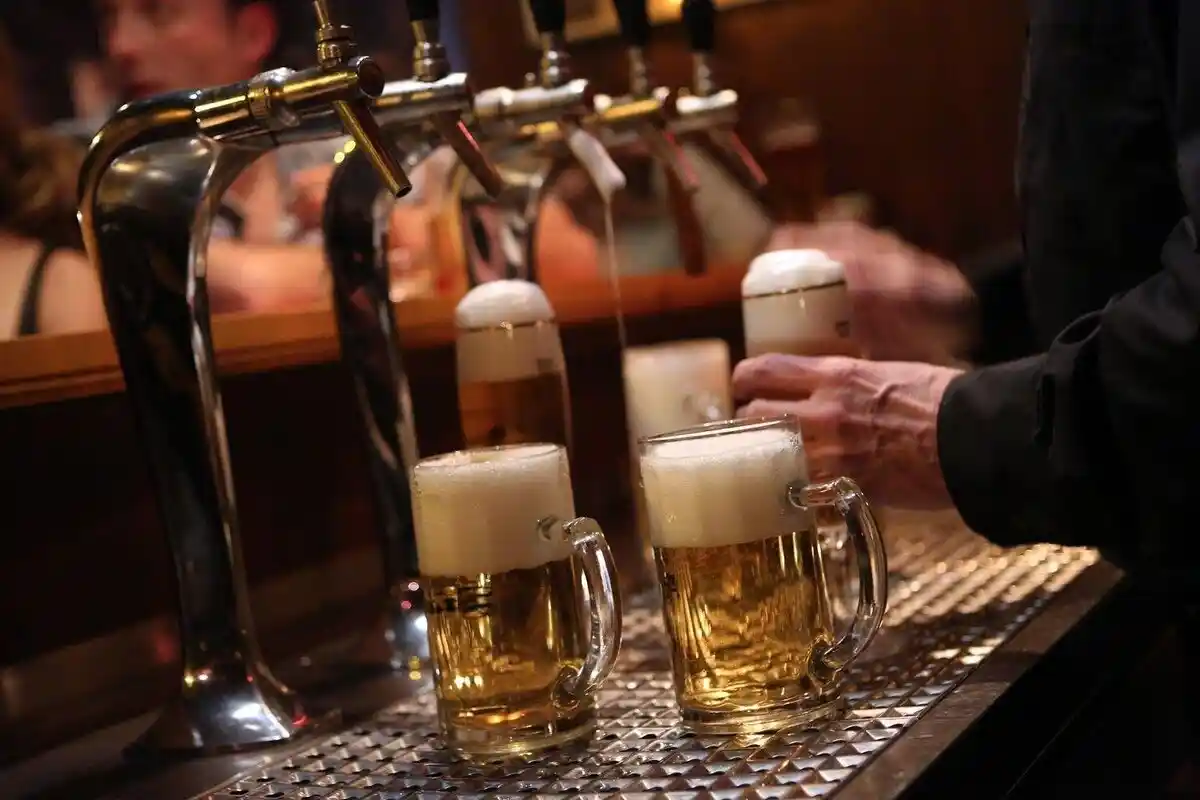 Bestille Øl i Baren: Undgå Denne Sætning for en Bedre Oplevelse