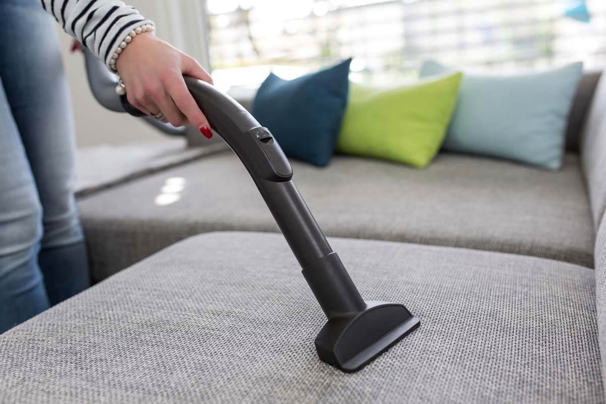 Ikke eddike eller natron: Den magiske ingrediens, vi alle har derhjemme, der fjerner pletter på polstrede sofaer og stole