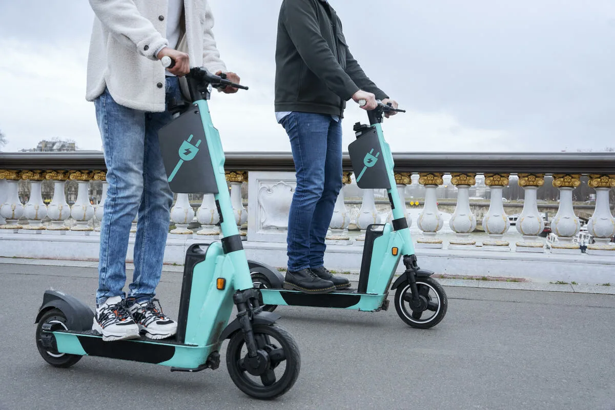 Elscooter eller scooter? Hvad skal du vælge i byen?