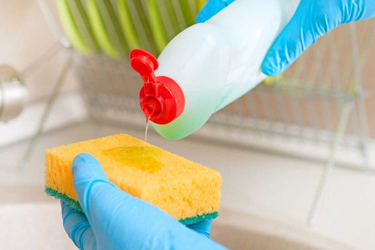 Fjern Skimmel i Badeværelset med 2 Simple Ingredienser – Uden Blegemiddel!