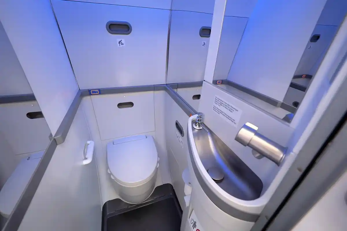 Flytoilet Affald: Hvor Ender Det, og Hvad Er "Blå Is"?