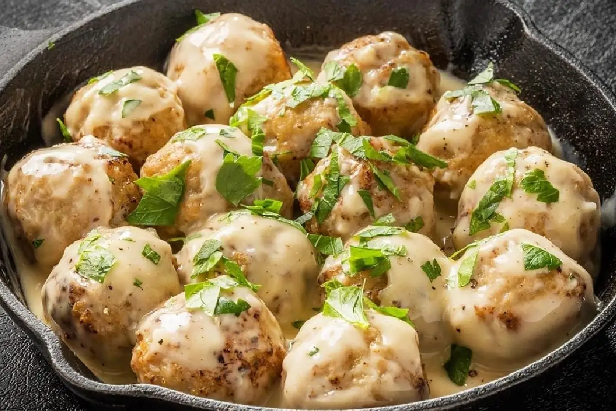 Gør en kyllingebryst til lækre kødboller med cremet sauce: En nem, økonomisk og velsmagende opskrift