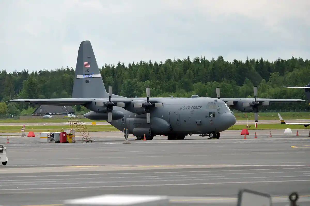 Kæmpevinger: Det største fly, der nogensinde har landet på et hangarskib