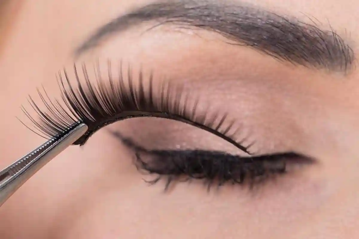 Farvel til falske øjenvipper: Den nye makeup-trend for en naturlig og iøjnefaldende blik