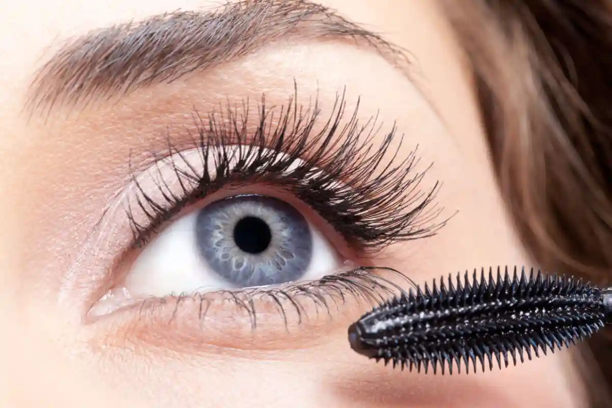 Farvel til falske øjenvipper: Den nye makeup-trend for en naturlig og iøjnefaldende blik