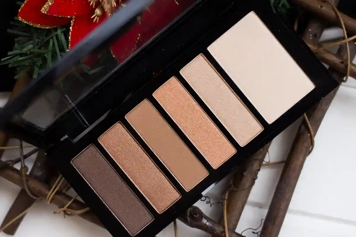 Farvel til falske øjenvipper: Den nye makeup-trend for en naturlig og iøjnefaldende blik