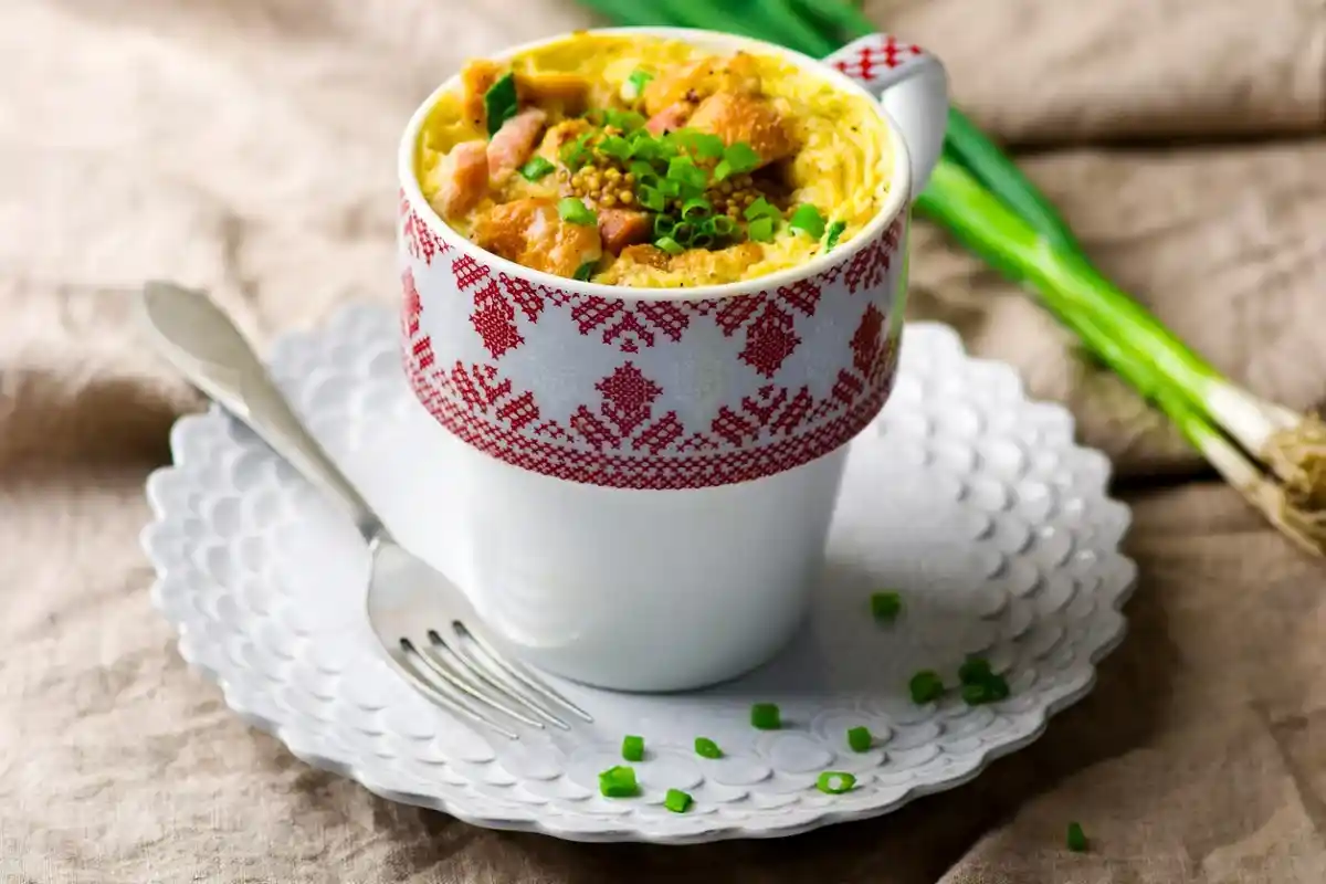Lav en Omelet i en Kop: Lækker Morgenmad på Under 2 Minutter!