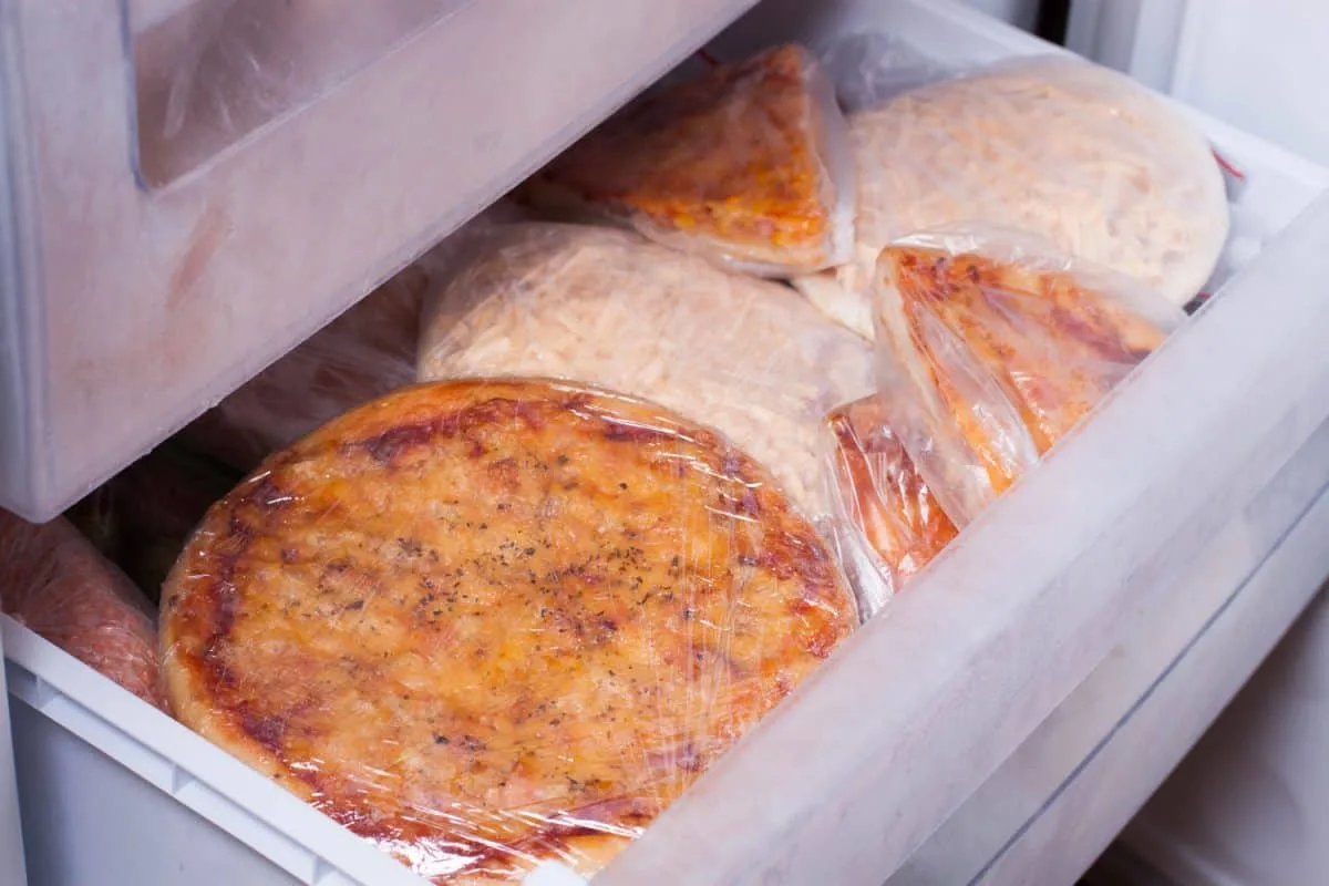 Hvor længe kan en portion pizza holde sig i fryseren?