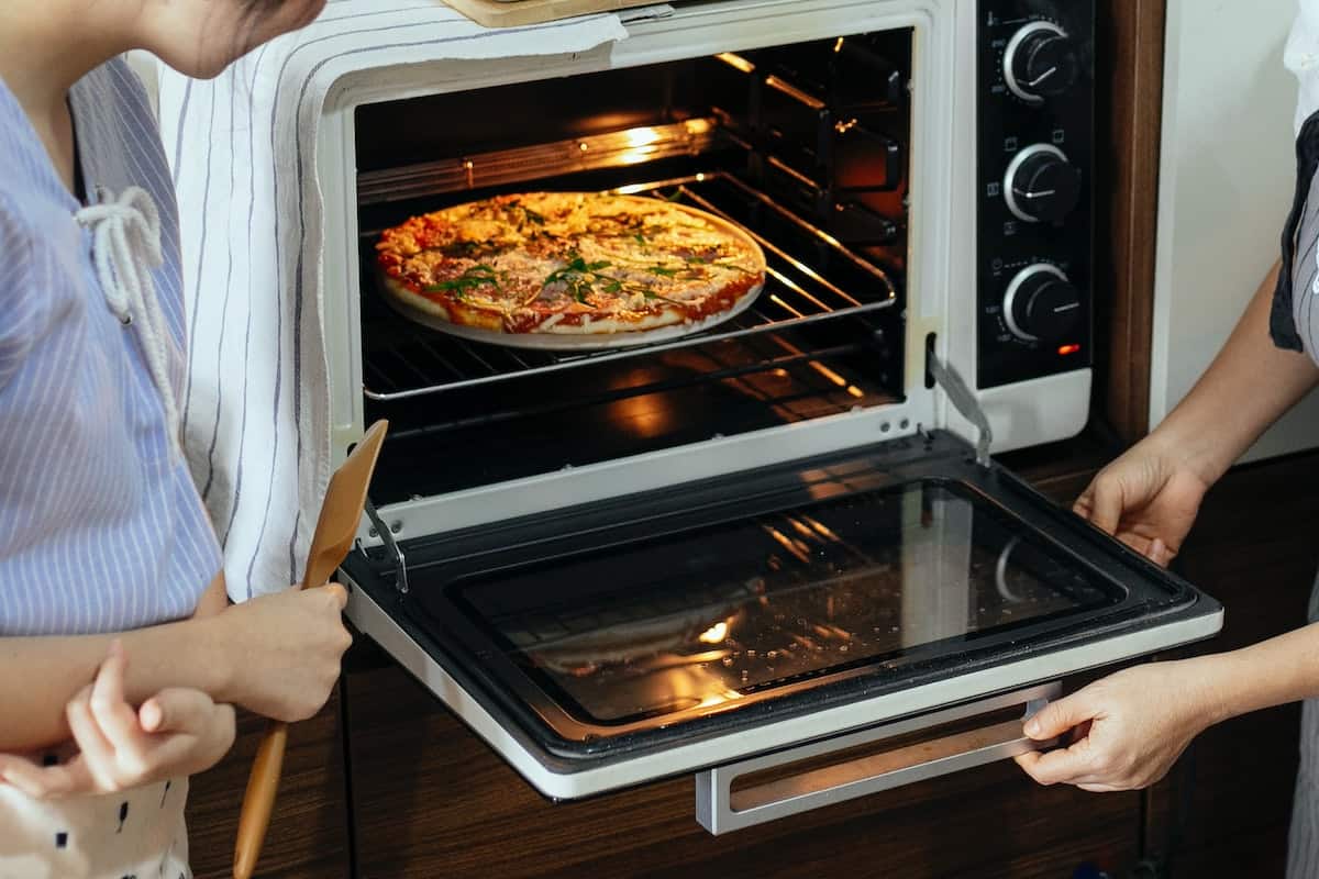 Hvor længe kan en portion pizza holde sig i fryseren?