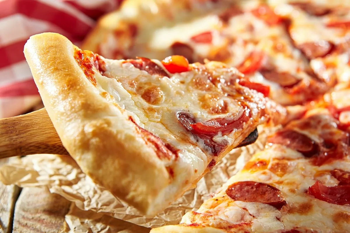 Hvor længe kan en portion pizza holde sig i fryseren?