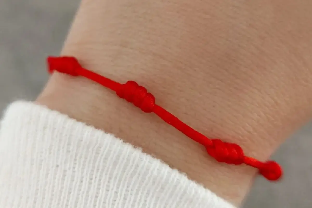 Sådan bruger og aktiverer du syv-knude-armbåndet ifølge Feng Shui