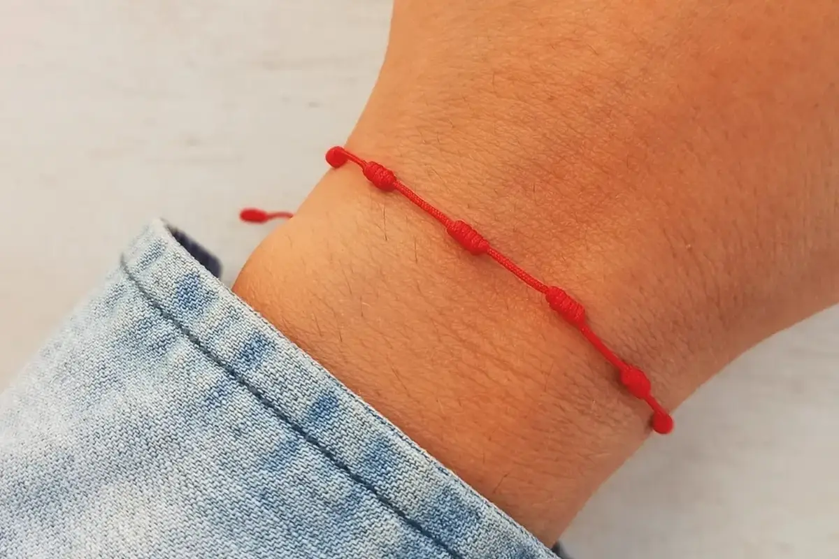 Sådan bruger og aktiverer du syv-knude-armbåndet ifølge Feng Shui