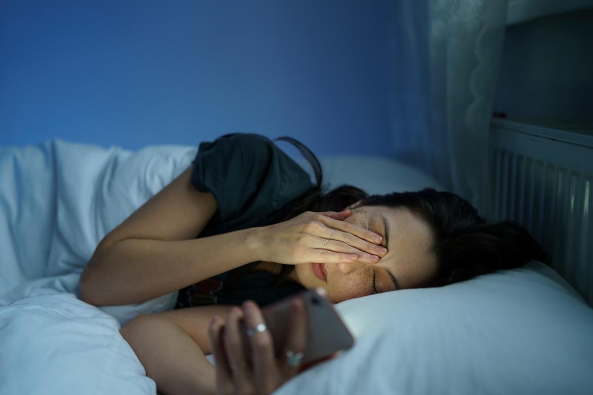 Hvorfor du ikke bør oplade din telefon i sengen – og det handler ikke om brandfare