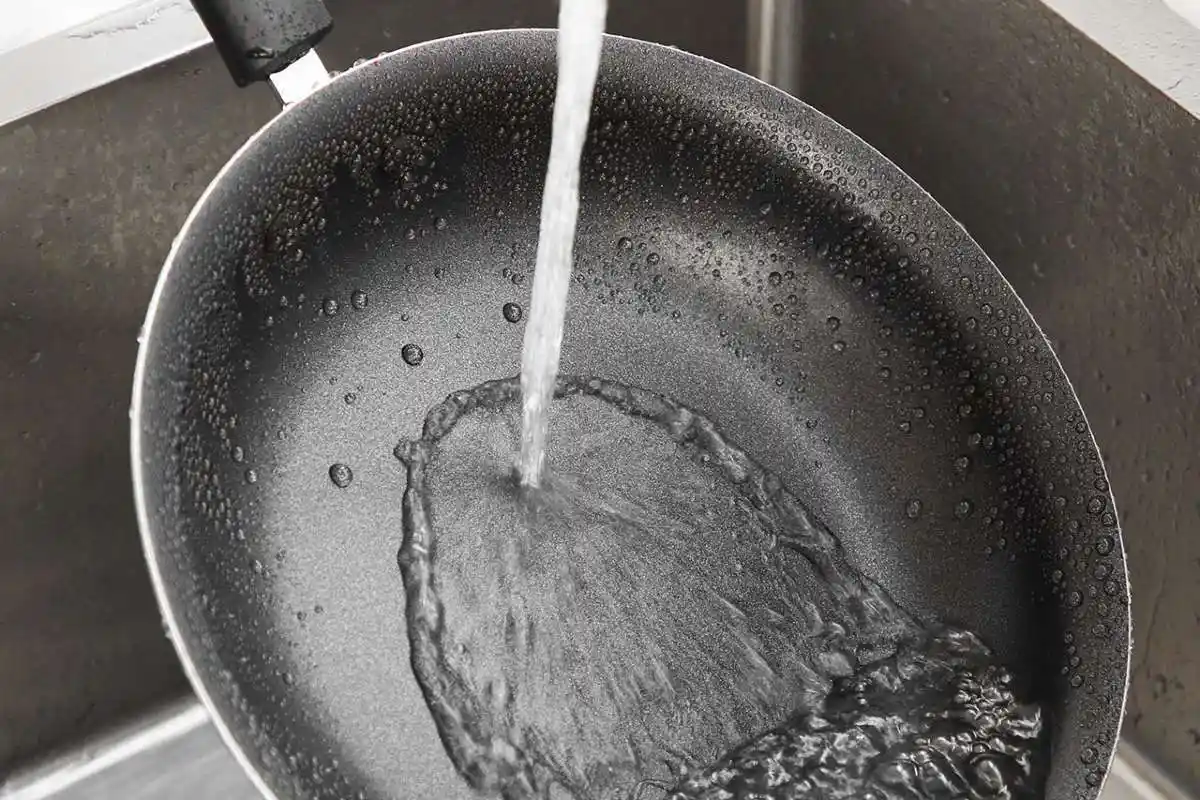 Derfor bør du ikke vaske panden lige efter madlavning