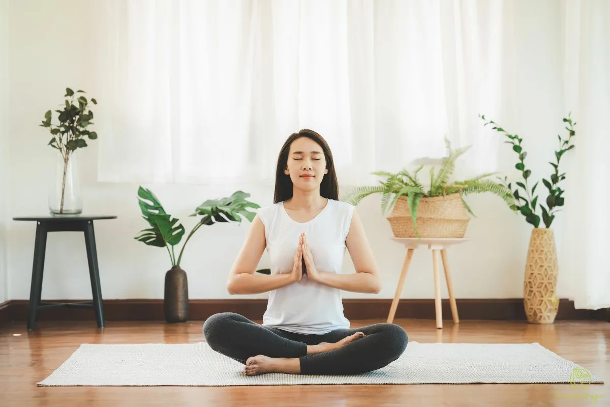 Yogastillinger til Sener: Styrke og Forebyggelse gennem Yoga